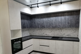 Кухня черно белая с антресолями