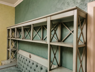 Кровать в виде тахты, с двумя выдвижными ящиками и верхней и боковой надстройкой.