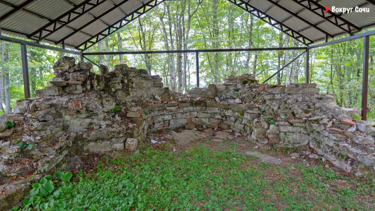 Развалины древнего храма на горе Сахарная головка село Лесное Сочи