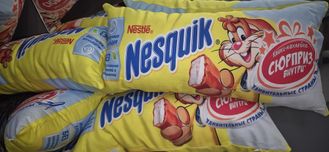 2100000009220  ПОДУШКА ОБНИМАШКА ШОКОЛАДКА &quot;Nesquik&quot; арт.6290-3, 60*30см , пакет. ассорти.