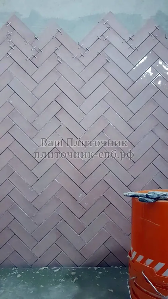 Укладка кабанчика елочкой на стену ванной