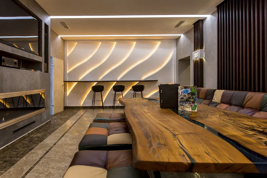 Модульная панель Zaha S-lines удачно поддержала тему современного шикарного отдыха. Панель установлена в комнатах отдыха в одном из банных центров г. Москвы. 