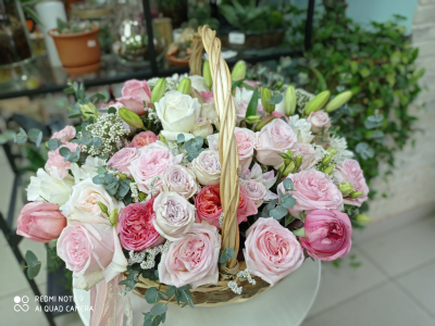 Корзина из пионовидных роз.