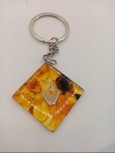 Брелок из натурального янтаря "Renault"