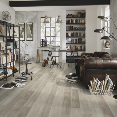 Виниловый пол Wineo 400 Wood Eternity Oak Grey MLD00121 в интерьере гостиной