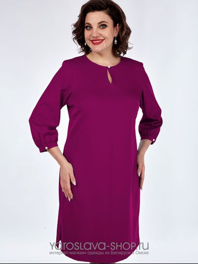 Платье прямого силуэта малинового цвета