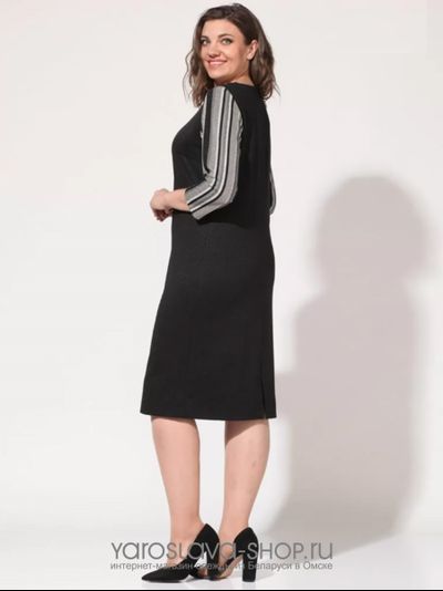 Платье прямого силуэта с V-образным вырезом