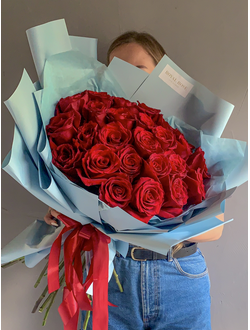 Большой букет роз в матовом