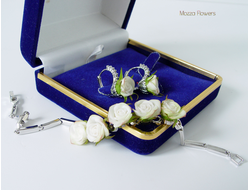 "Позолоченный комплект с белыми розами" .