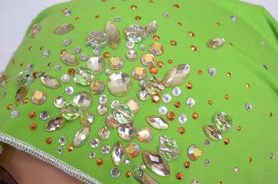 Украшения стразами на платке бандане фото