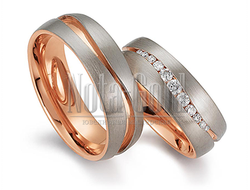 Обручальные кольца из красного и белого золота с волнистой дорожкой с бриллиантами в женском кольце