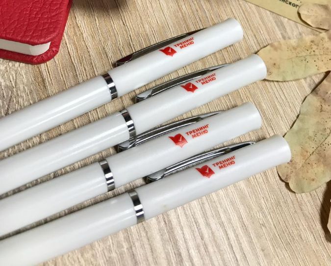 Полноцветная уф печать на белой пластиковой ручке