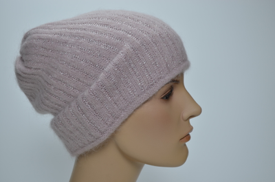 Вязаная шапка розового цвета для женщин зима 2025