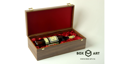 3043 Футляр для бутылки "Арманьяк", подарочный. Изготовление на заказ. Шпон ореха, стандартная фурнитура, ложемент красный атлас, гравировка, цвет "натуральный орех".