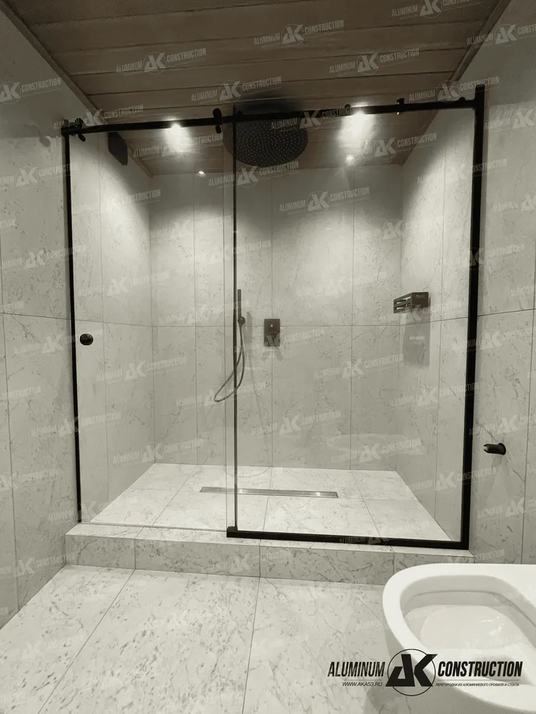 Душевая цельностеклянная перегородка купе
Практичный и надежный вариант для ваших  комнат гигиены, как в квартирах, так и частных домах. 
Изготавливается только под заказ
