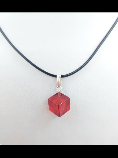 Кулон из красного янтаря "Кубик"