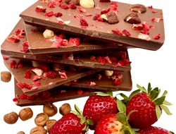 Молочный шоколад фундук-клубника