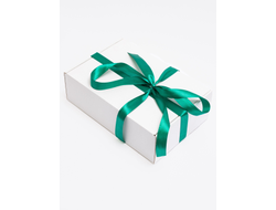 Белая подарочная коробка 32х22х10см с зеленой лентой и наполнителем