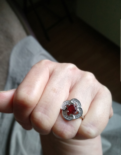 (АРТИКУЛ: 7703/52) КОМПЛЕКТ ЖЕНСКИЙ (КОЛЬЕ + СЕРЬГИ + КОЛЬЦО), МЕТАЛЛ ЦВЕТ "СЕРЕБРО", МЕЛКИЕ СТРАЗЫ, ТЕМНО-КРАСНЫЕ КРИСТАЛЛЫ