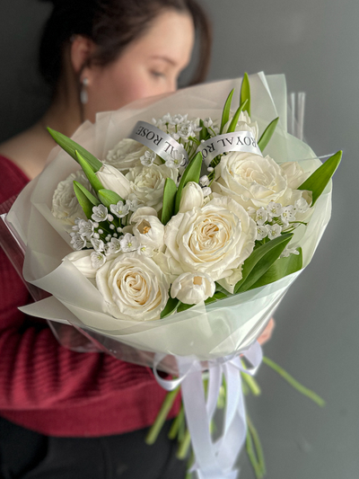 "Подснежники на снегу"  - букет из роз тюльпанов и аллиума