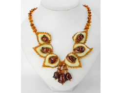 Колье из Чешского бисера и роз из янтаря