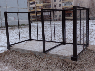 Мусорная площадка с ограждением из сетки-рабицы