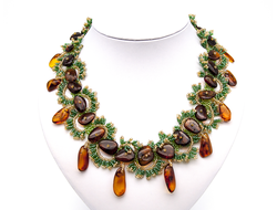 Колье из чешского бисера и янтаря 00121