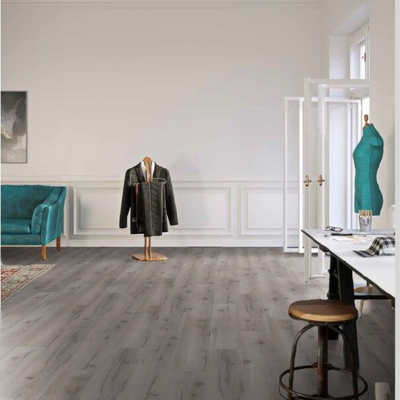 Декор ламината Wineo Дуб Рустик Серый LA178XXLV4 в интерьере комнаты