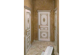 Двери с порталом в коридоре