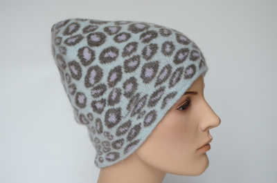 Голубая женская вязаная шапка в леопардовой расцветке