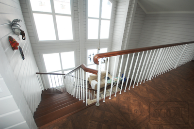 л-2. Металлические столбы и балясины. Ступени и поручень - массив ясеня