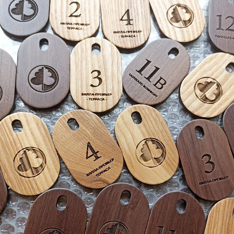Деревянные номерки для ключей из дуба и ореха с логотипом на заказ
