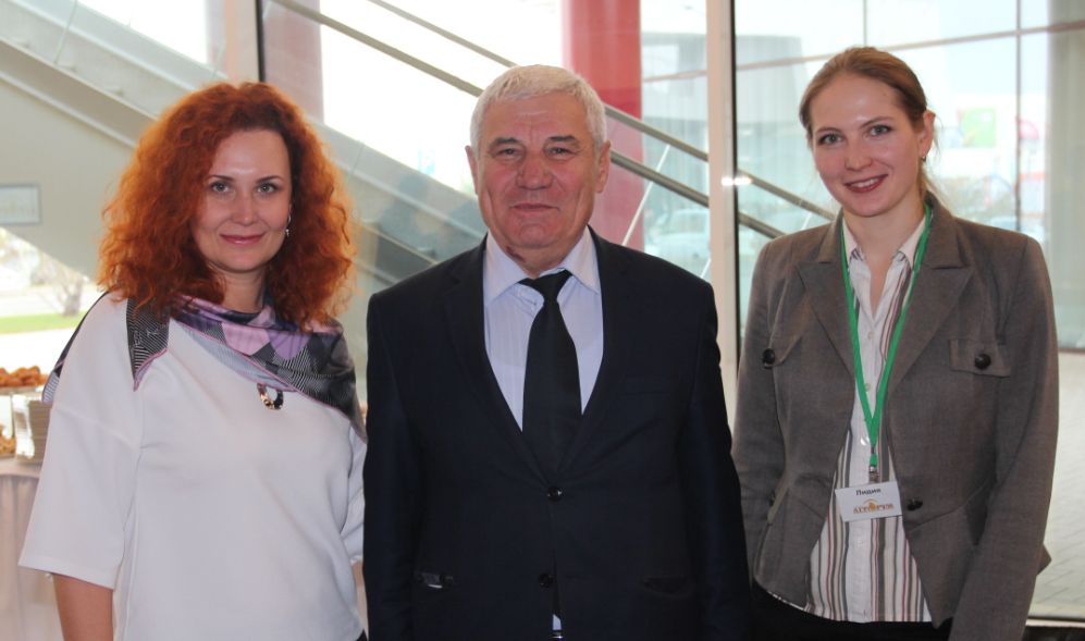 Генеральный  директор ООО &laquo;Аграрум&raquo; Медведева Татьяна Игоревна с директором ООО ИПА &laquo;ОТБОР&raquo; Князевым