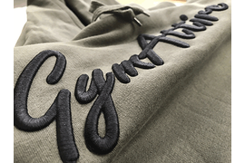 3д вышивка на серой толстовке