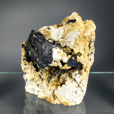 Ильменит, кристалл на полевом шпате. Россия. 140*75*155мм