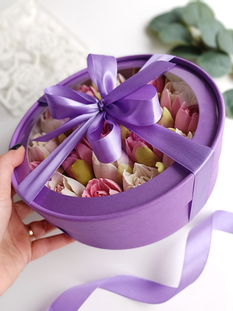 Шляпная коробка с тюльпанами из зефира (фиолетовая)