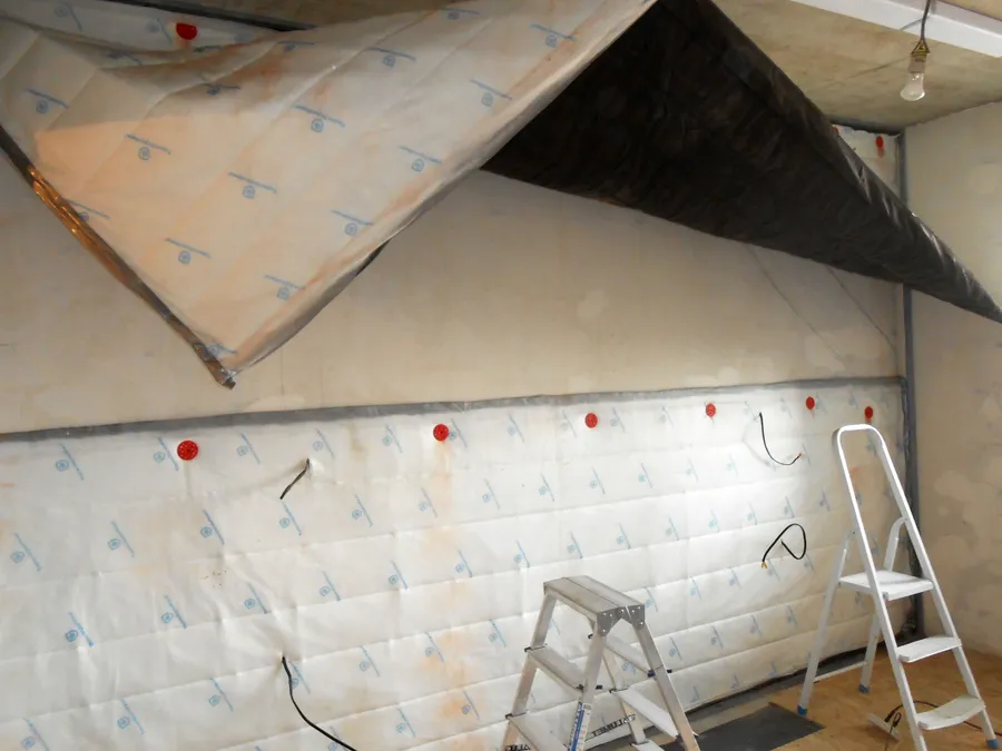 ТЗИ выполняет 2 функции: снижение уровня воздушного шума + демфер для последующего крепления металлокаркаса