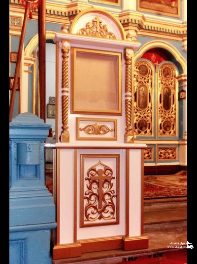 Напольный киот из дерева