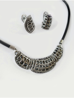 (АРТИКУЛ: 9676/33) КОМПЛЕКТ ЖЕНСКИЙ (КОЛЬЕ+СЕРЬГИ), МЕТАЛЛ "СЕРЕБРО", ЧЕРНЫЙ ШНУРОК, ТЕМНЫЕ СТРАЗЫ