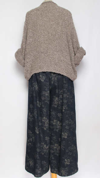 БРЮКИ-ЮБКА джинс-гобелен "БЕЗ КАРМАНОВ" размвтые цветы черные, синие р.46-54