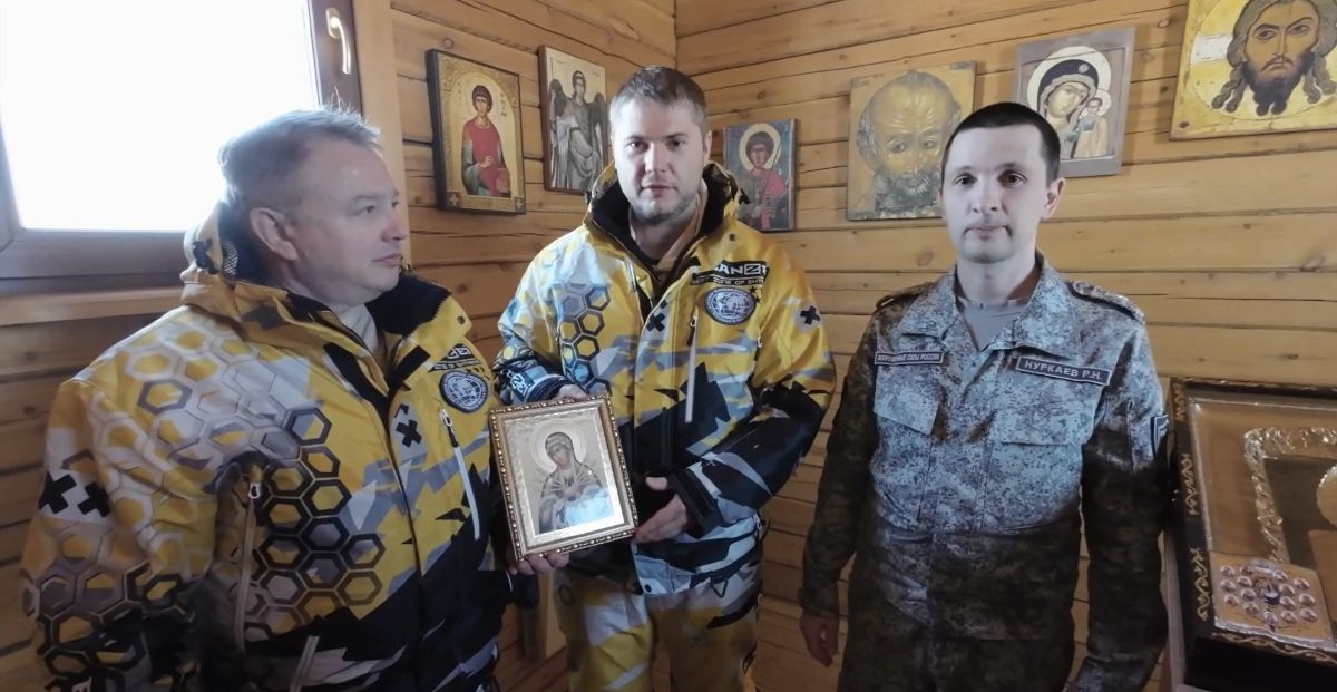 Флаг космического казахстана. Передано в экспедицию. Фото с казахстанским флагом ggg. Западный рубеж поисковый отряд. First polar explorers.