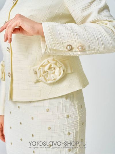 Нарядный женский комплект в бежевом цвете, состоящий из жакета и платья