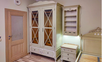 Шкаф для одежды со стеклянными дверьми с перекрестиями.