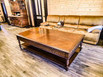 Журнальный стол из дуба с точеными ножками и выдвижными столиками.