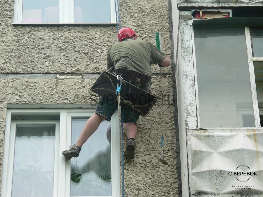 Запениваем вскрытый шов монтажной пеной