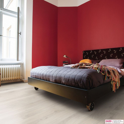 Декор ламината Haro Tritty 100 Loft 4V Дуб Эмилия Светло-серый 538717 в интерьере комнаты