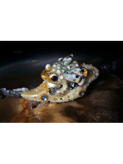 Мини-брошь с жемчугом и крылатой лягушкой &quot;Царская бабочка, Дивная Зоренька&quot;