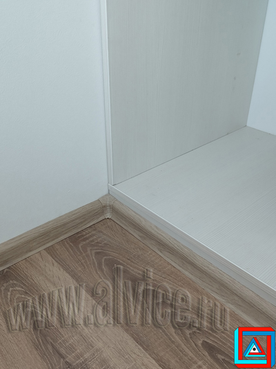 Шкаф встроенный со складными дверями и распашной створкой