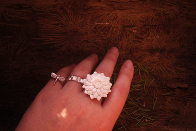 Перламутровое кольцо "Рассветный Цветок"