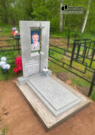 Памятник мужчине со стеклом  на могилу- 711